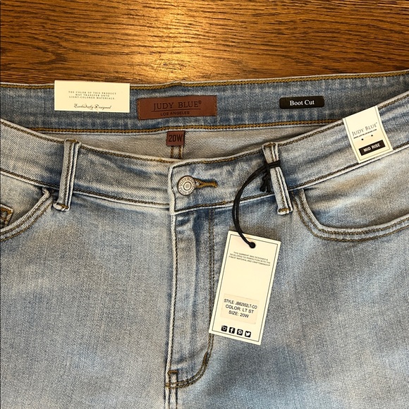 NWT Judy Blue Light Wash Slit Hem mid rise Bootcut SIZE 20W - Picture 4 of 12